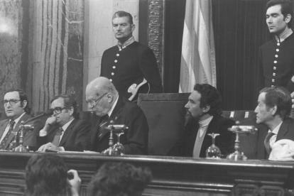 la felicitació. Jordi Pujol felicita Heribert Barrera un cop proclamada la votació del Parlament.