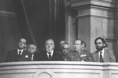 la felicitació. Jordi Pujol felicita Heribert Barrera un cop proclamada la votació del Parlament.