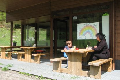 primavera. El Paco descansa gaudint d’una bona lectura.