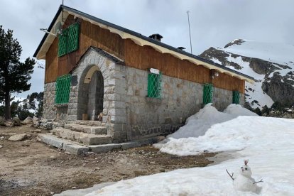 primavera. El Paco descansa gaudint d’una bona lectura.