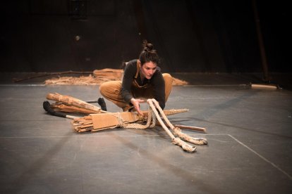 solitud i risc. L’obra és una aproximació personal de l’autora a les falles en un escenari vertical construït per a l’ocasió.