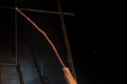 solitud i risc. L’obra és una aproximació personal de l’autora a les falles en un escenari vertical construït per a l’ocasió.
