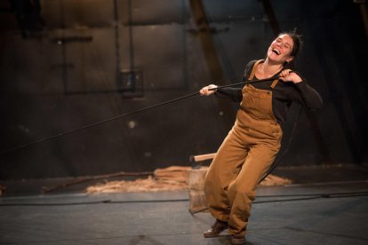 solitud i risc. L’obra és una aproximació personal de l’autora a les falles en un escenari vertical construït per a l’ocasió.