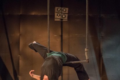 solitud i risc. L’obra és una aproximació personal de l’autora a les falles en un escenari vertical construït per a l’ocasió.