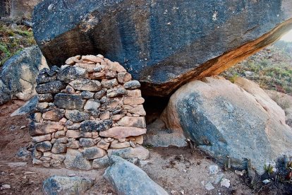 arneres. Construccions poc profundes, encarades a l’est per protegir-les del vent, per posar-hi els ruscs d’abelles.
