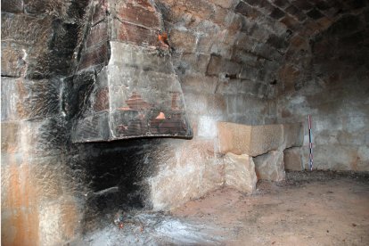 arneres. Construccions poc profundes, encarades a l’est per protegir-les del vent, per posar-hi els ruscs d’abelles.