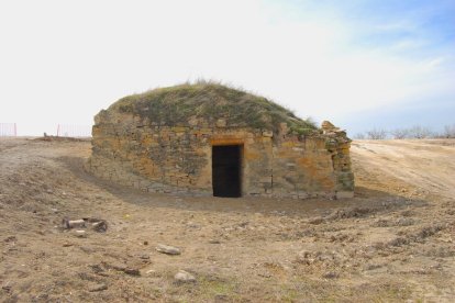 arneres. Construccions poc profundes, encarades a l’est per protegir-les del vent, per posar-hi els ruscs d’abelles.