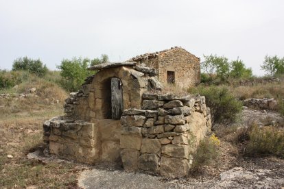 arneres. Construccions poc profundes, encarades a l’est per protegir-les del vent, per posar-hi els ruscs d’abelles.