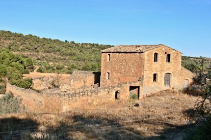 arneres. Construccions poc profundes, encarades a l’est per protegir-les del vent, per posar-hi els ruscs d’abelles.