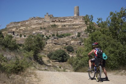 espais. Els Pirineus Orientals (sota) i el Montsec (esq.) són algunes de les zones que es poden recórrer en bici.