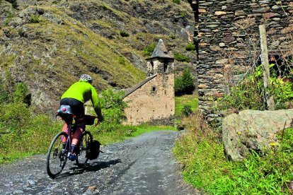 espais. Els Pirineus Orientals (sota) i el Montsec (esq.) són algunes de les zones que es poden recórrer en bici.