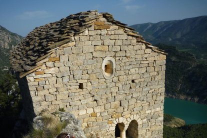 espais. Els Pirineus Orientals (sota) i el Montsec (esq.) són algunes de les zones que es poden recórrer en bici.