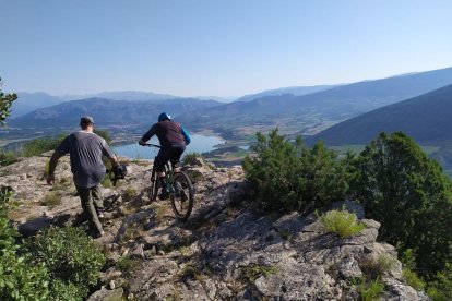 espais. Els Pirineus Orientals (sota) i el Montsec (esq.) són algunes de les zones que es poden recórrer en bici.
