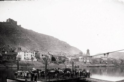 poble vell i poble nou. Estèticament, l’església de Mequinensa va en la línia racionalista de les cases del poble nou: totxos a vista i parets blanques.