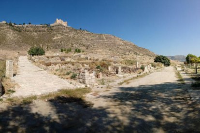 poble vell i poble nou. Estèticament, l’església de Mequinensa va en la línia racionalista de les cases del poble nou: totxos a vista i parets blanques.