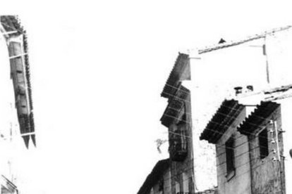 poble vell i poble nou. Estèticament, l’església de Mequinensa va en la línia racionalista de les cases del poble nou: totxos a vista i parets blanques.