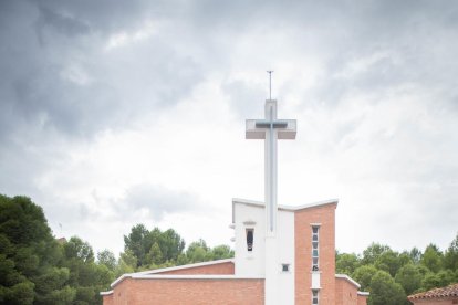 poble vell i poble nou. Estèticament, l’església de Mequinensa va en la línia racionalista de les cases del poble nou: totxos a vista i parets blanques.