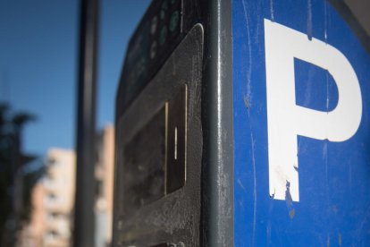 sensesotre. Dos persones dormen sota una passarel·la sobre riu Segre a Lleida mentre una tercera fa esport.