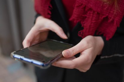 sensesotre. Dos persones dormen sota una passarel·la sobre riu Segre a Lleida mentre una tercera fa esport.