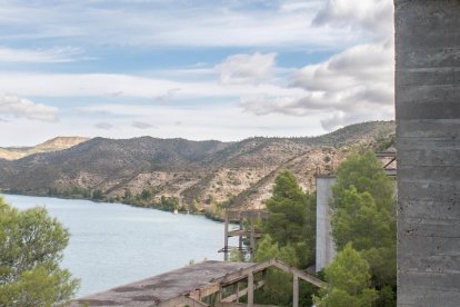 electricitat. Torre de línia desmantellada per la Confederació Hidrogràfica de l’Ebre per facilitar les maniobres als hidroavions que hagin d’apagar possibles incendis.