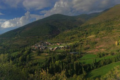 terra roja. Una de les característiques de la vall de Siarb és el seu cromatisme singular.