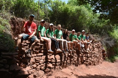 terra roja. Una de les característiques de la vall de Siarb és el seu cromatisme singular.