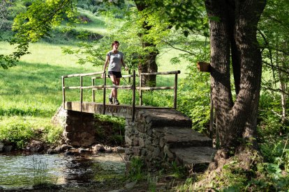 terra roja. Una de les característiques de la vall de Siarb és el seu cromatisme singular.