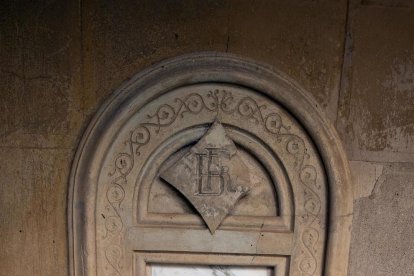 vegetació. La natura ha envaït les estances nobles.