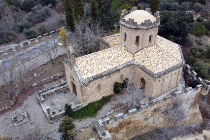 vegetació. La natura ha envaït les estances nobles.