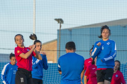 Tàctica i tècnica. La tàctica i la tècnica són les grans armes del futbol femení.