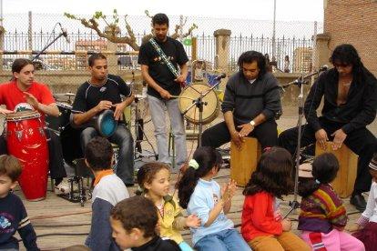 La música entra a l’uci. Una sessió de musicoteràpia per a un malalt ingressat a l’UCI de l’Arnau l’any 2019.
