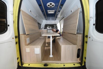 Un treball d’equip. David Poca, dins l’ambulància camperitzada amb el seu equip.