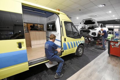Un treball d’equip. David Poca, dins l’ambulància camperitzada amb el seu equip.