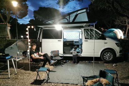 Un treball d’equip. David Poca, dins l’ambulància camperitzada amb el seu equip.