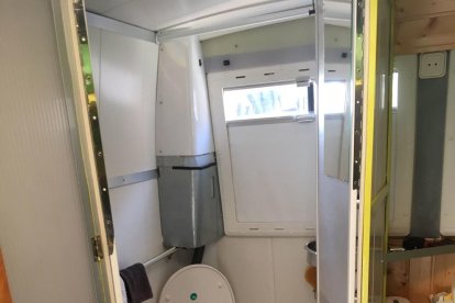 Un treball d’equip. David Poca, dins l’ambulància camperitzada amb el seu equip.