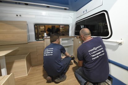 Un treball d’equip. David Poca, dins l’ambulància camperitzada amb el seu equip.