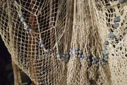 en família. Teresa Loan i Sebastià Perelada, de Ca de Serà de Boi ,pescant a l’estany de Caldes. La foto està feta entre 1923 i 1930.