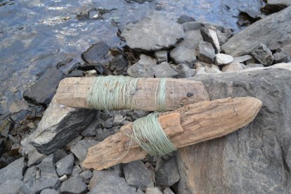 en família. Teresa Loan i Sebastià Perelada, de Ca de Serà de Boi ,pescant a l’estany de Caldes. La foto està feta entre 1923 i 1930.