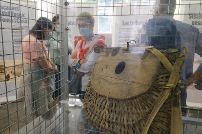 en família. Teresa Loan i Sebastià Perelada, de Ca de Serà de Boi ,pescant a l’estany de Caldes. La foto està feta entre 1923 i 1930.