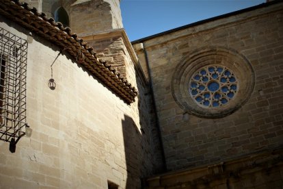 al mig del carrer dEl Carme. Es pot trobar un dels hospitals que va tenir la ciutat de Tàrrega el 1320, que es conserva parcialment