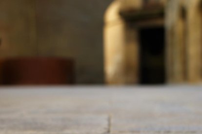 al mig del carrer dEl Carme. Es pot trobar un dels hospitals que va tenir la ciutat de Tàrrega el 1320, que es conserva parcialment