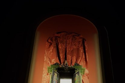 al mig del carrer dEl Carme. Es pot trobar un dels hospitals que va tenir la ciutat de Tàrrega el 1320, que es conserva parcialment