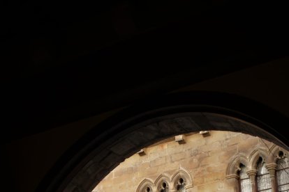 al mig del carrer dEl Carme. Es pot trobar un dels hospitals que va tenir la ciutat de Tàrrega el 1320, que es conserva parcialment