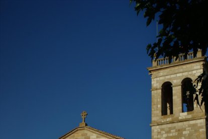 al mig del carrer dEl Carme. Es pot trobar un dels hospitals que va tenir la ciutat de Tàrrega el 1320, que es conserva parcialment
