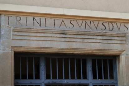 al mig del carrer dEl Carme. Es pot trobar un dels hospitals que va tenir la ciutat de Tàrrega el 1320, que es conserva parcialment