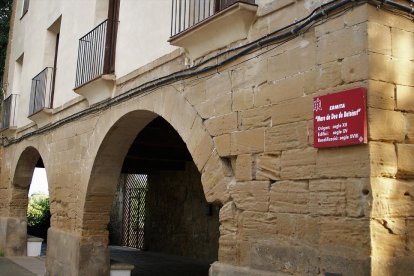 al mig del carrer dEl Carme. Es pot trobar un dels hospitals que va tenir la ciutat de Tàrrega el 1320, que es conserva parcialment
