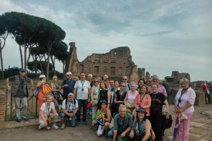món i natura. Alumnes de l’assignatura de Jardineria i Paisatgisme durant una classe pràctica.