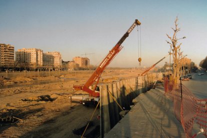Martí Minguella. Dalt del camió grua rescatant un camió. El fill Francesc apareix a l’esquerra.