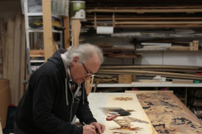 apassionats de la neu. En Josep Arisa i en Dimitri López es bolquen amb passió en cada parell d’esquís que fabriquen.