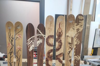 apassionats de la neu. En Josep Arisa i en Dimitri López es bolquen amb passió en cada parell d’esquís que fabriquen.